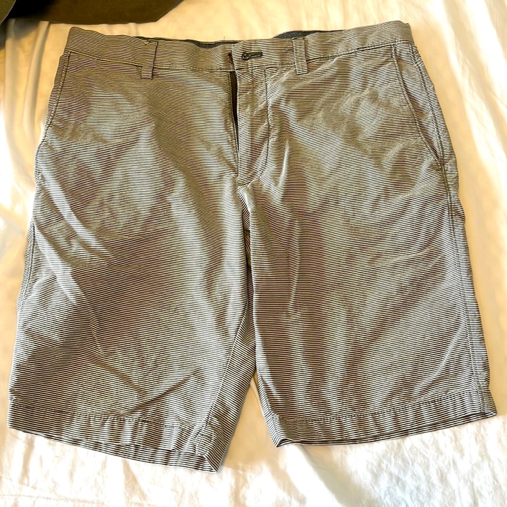 Banana Republic. Men’s size: 32. Shorts.